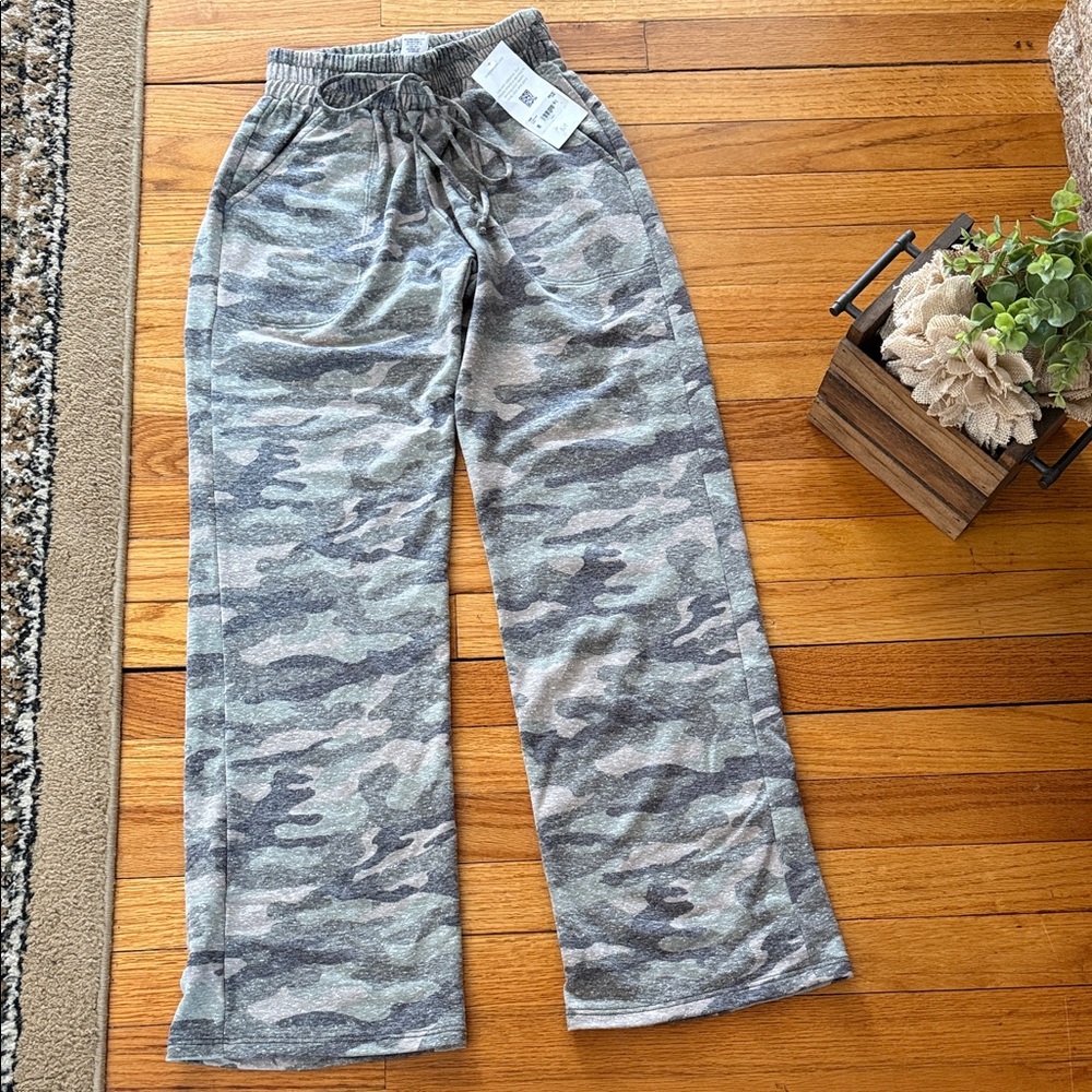 Altar'd State Green Camo Lightweight Joggers - Picture 4 of 5